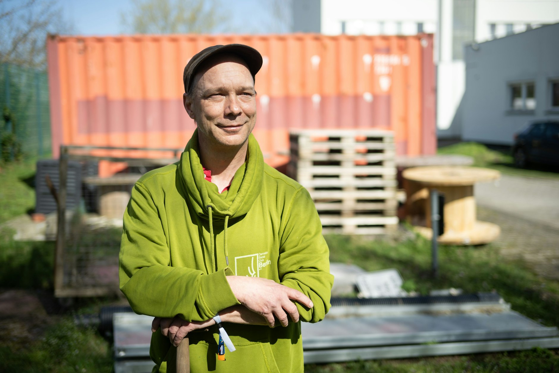 Torsten Dietrich, Vorsitzender des Cannabis Social Club Berlin, steht auf dem Gelände, auf dem das Gewächshaus für den Cannabis-Club entstehen soll.