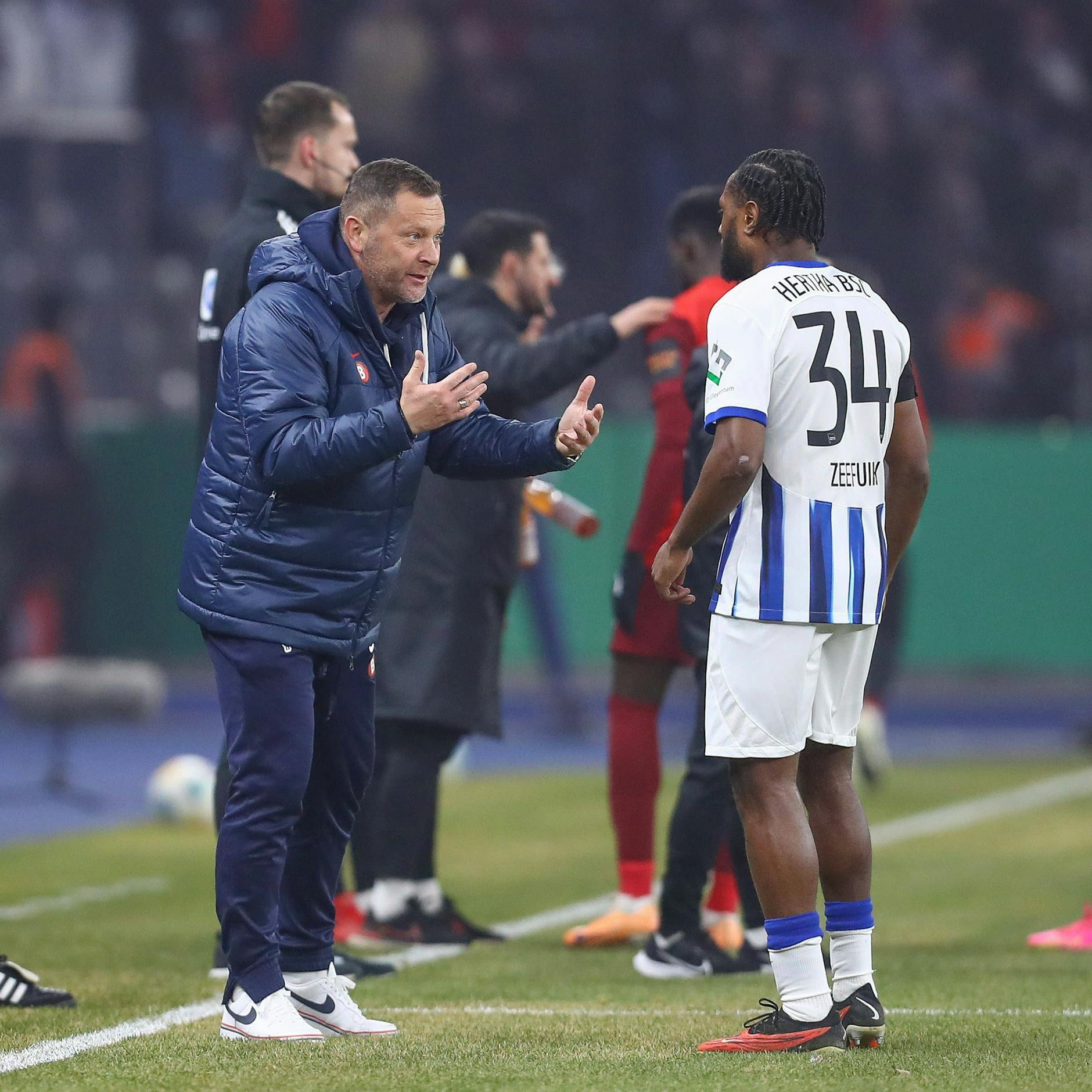 Deyo Zeefuik erhält Anweisungen von Trainer Pal Dardai. Die beiden verstehen sich gut.