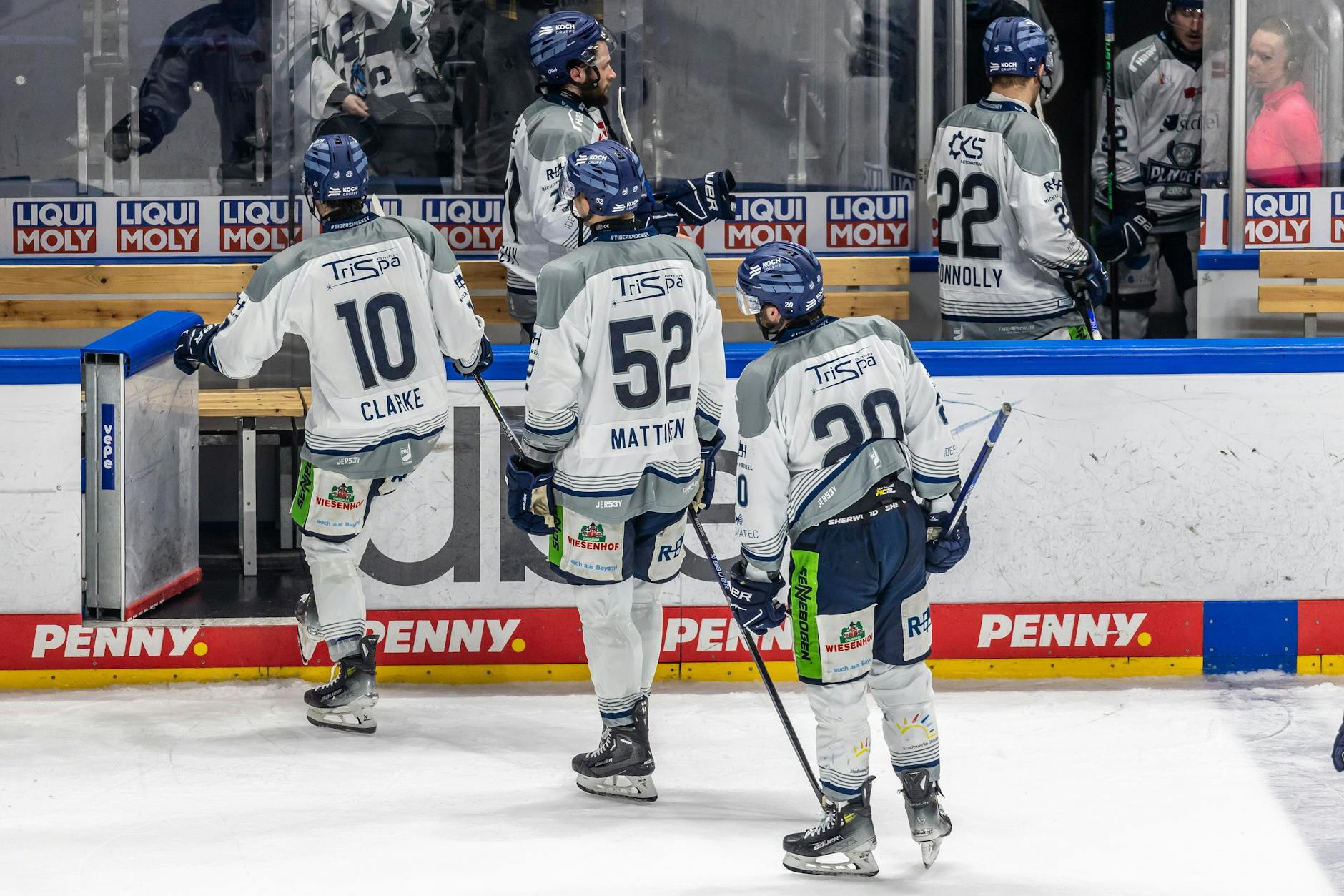 Die Spieler von Straubing Tigers verlassen nach ihrer Niederlage enttäuscht das Eis.