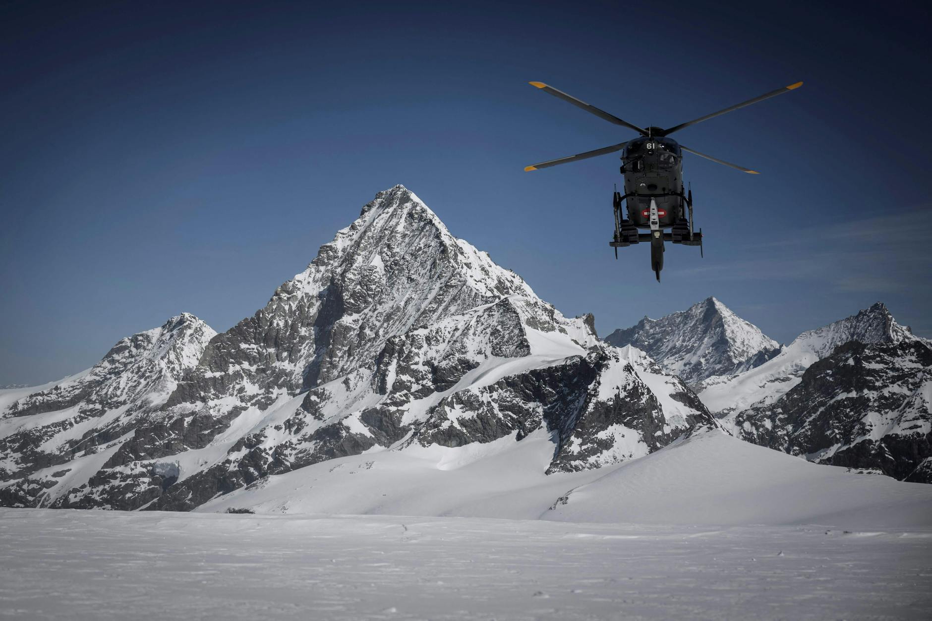 Archivbild: Ein Foto vom 14. April 2022 zeigt einen Hubschrauber der Schweizer Luftwaffe über dem Tete Blanche-Höhenpass zwischen Zermatt und Arolla, umgeben von den Schweizer Alpen.