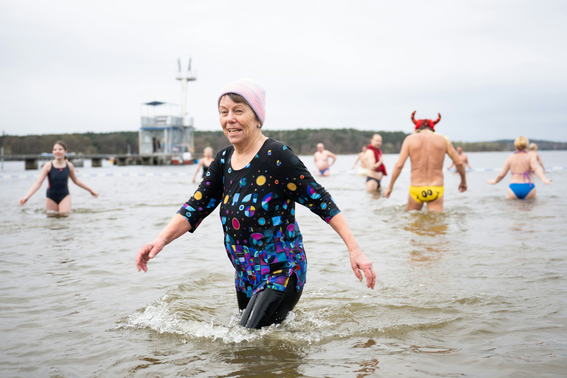 Gisela geht zum Start der Badesaison im Strandbad Wannsee durchs Wasser.