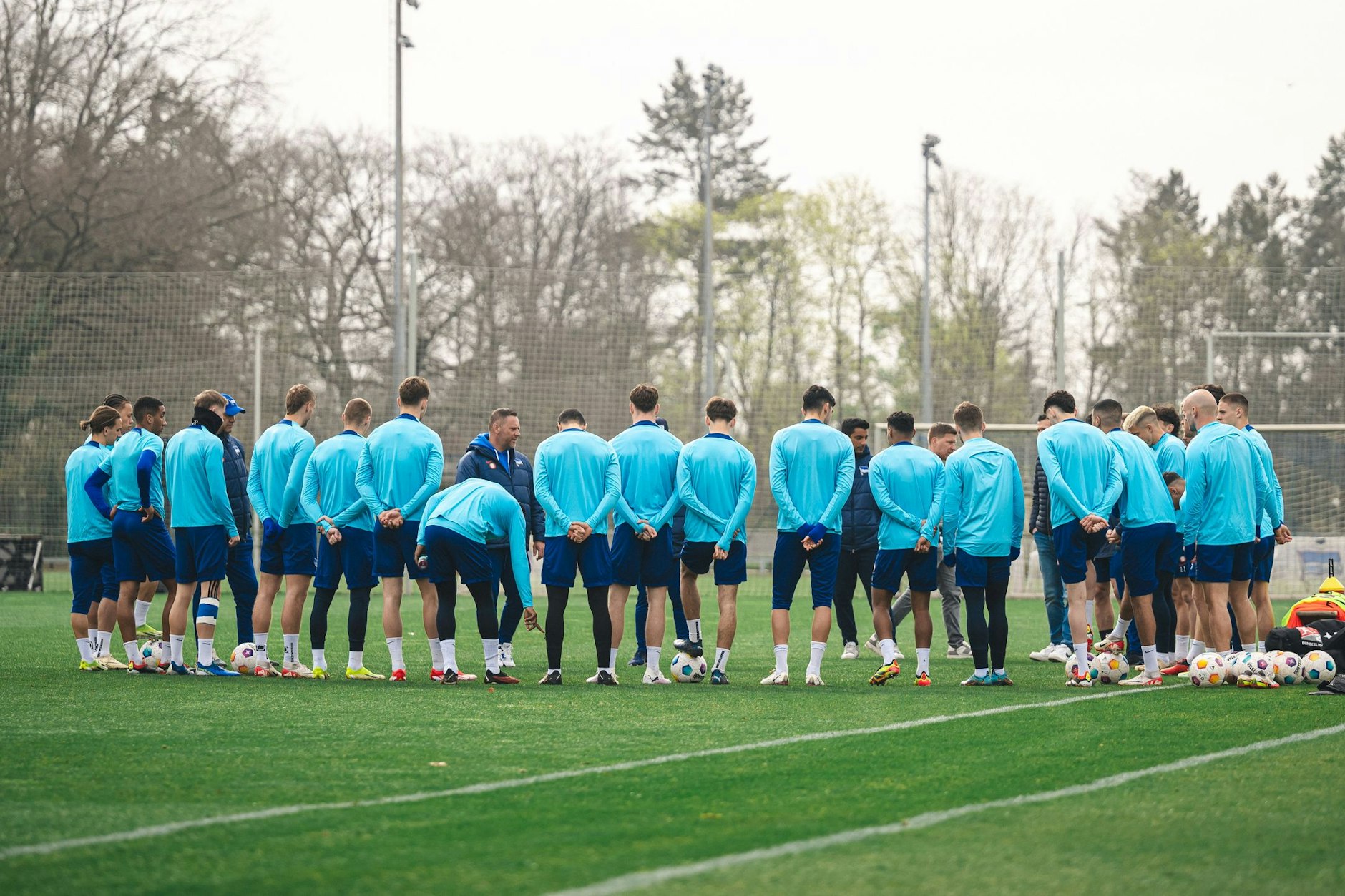 Ostermontag gab es die Traineransprache von Pal Dardai vor dem Team. Auch die beiden Sportdirektoren Benjamin Weber und Zecke Neuendorf sowie Teammanager Sami Allagui waren dabei.