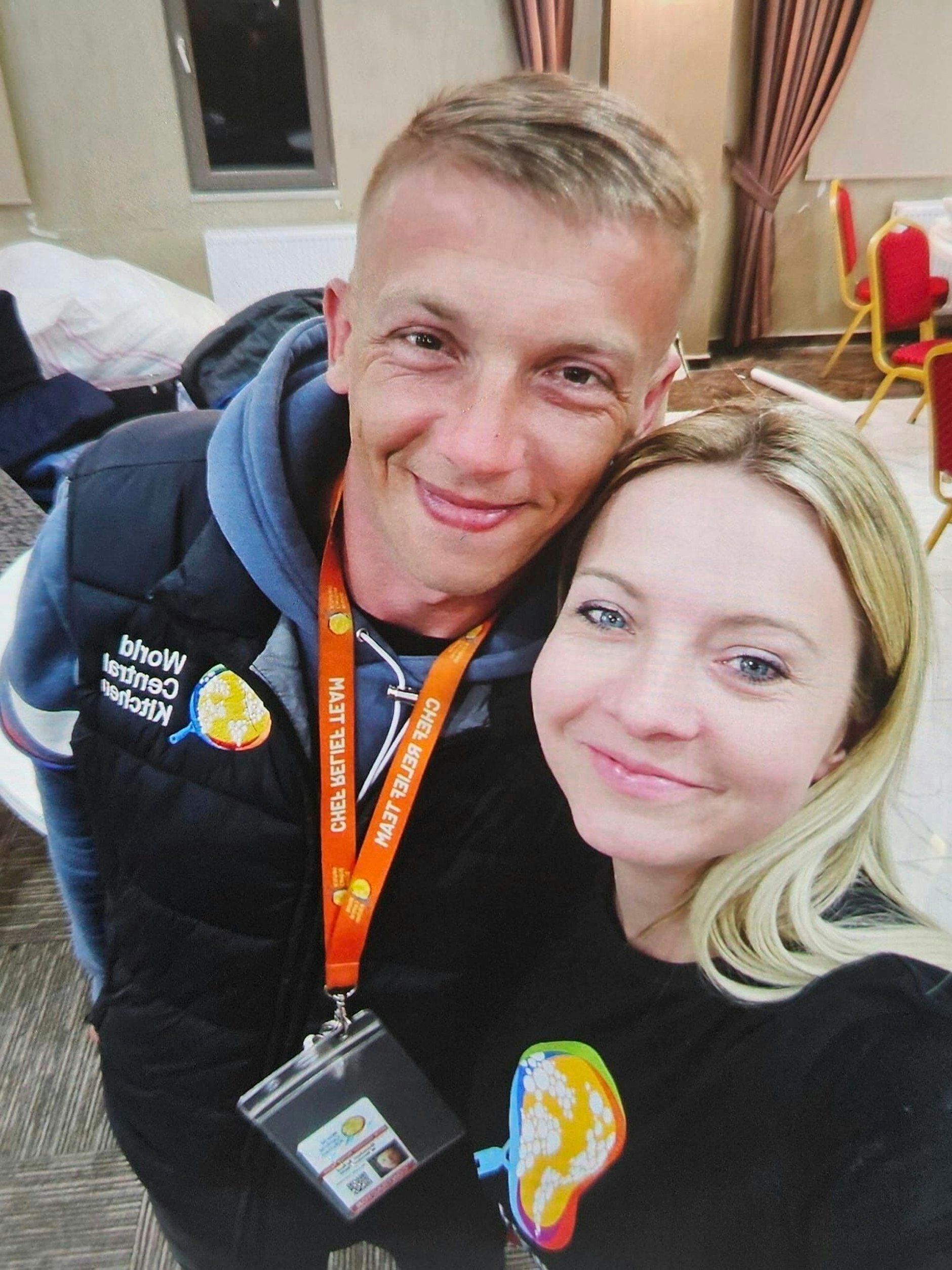 Damian Sobol aus Polen ist einer der sieben Mitarbeiter der World Central Kitchen, die bei einem israelischen Luftangriff in Gaza getötet wurden. Links Marta Wilczynska, Leiterin der Free Place Foundation.