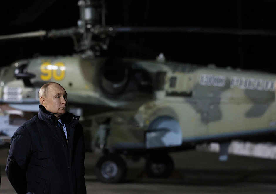 Auf diesem von der russischen staatlichen Agentur Sputnik verbreiteten Foto besucht Wladimir Putin das Zentrum für den Einsatz und die Umschulung von Flugpersonal des russischen Verteidigungsministeriums in Torzhok in der Region Twer.