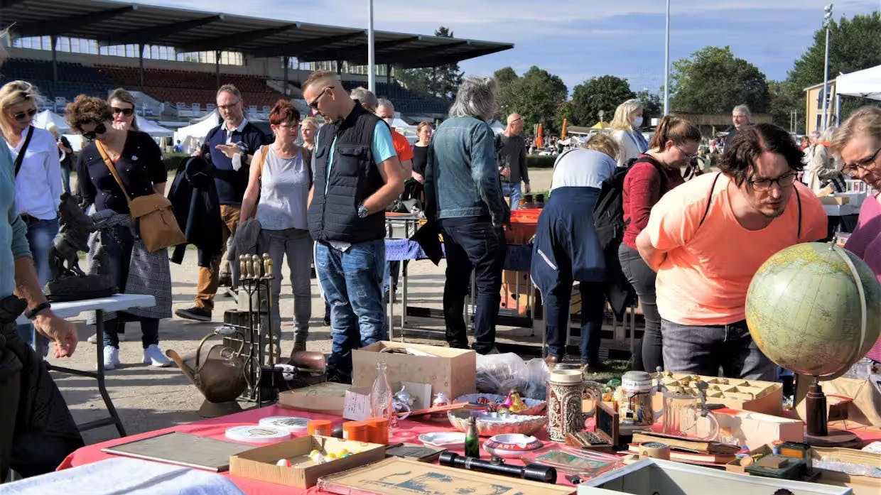 Der Riesenflohmarkt auf der Trabrennbahn Karlshorst