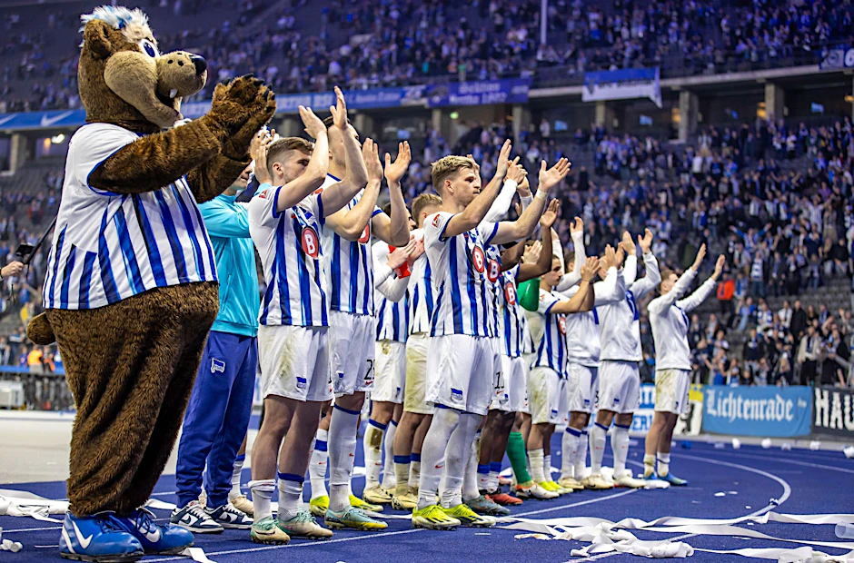 Spieler von Hertha BSC bedanken sich nach dem Spiel bei den Zuschauern.  