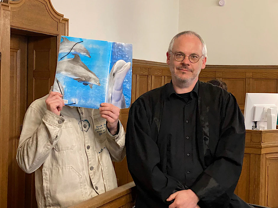Janis G. mit seinem Anwalt Tobias Glienke. Der Jurist hat die Anklagepunkte für seinen Mandanten zugegeben.