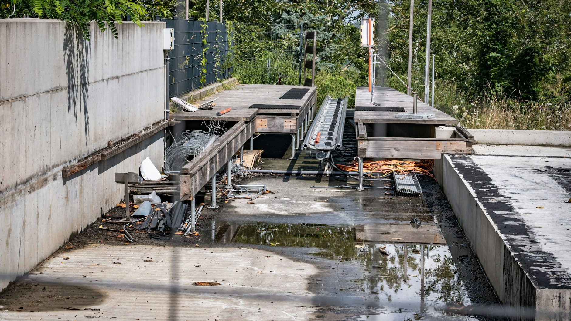 Das zerstörte Schienensystem der Natur-Bobbahn in dem Gärten der Welt.