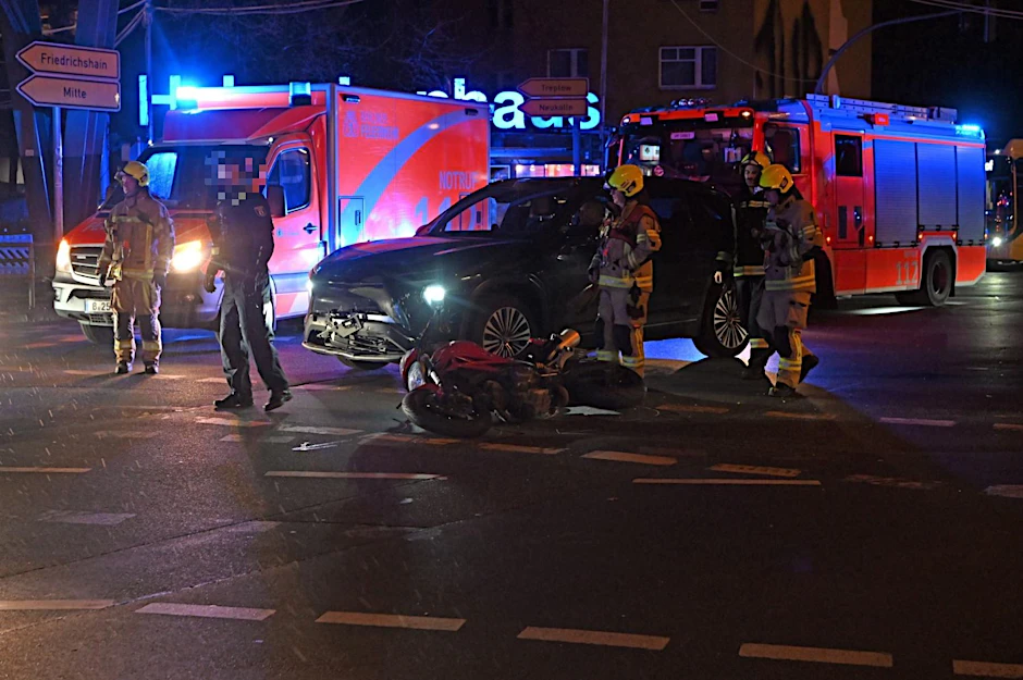 Ein Motorradfahrer wurde bei einem Unfall in Kreuzberg schwer verletzt.