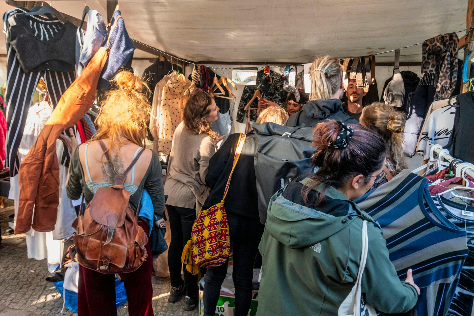 Schauen, Staunen, Feilschen: Der „Nowkoelln Flowmarkt“ am Neuköllner Maybachufer gehört zu den beliebtesten Trödelmärkten in Berlin.