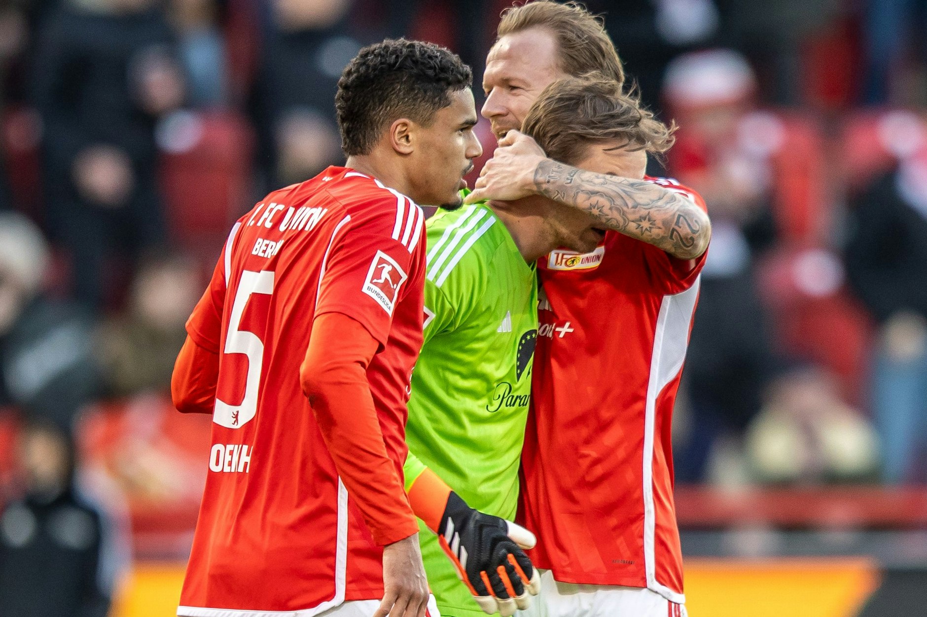 Nullnummern-Meister: Danilho Doekhi, Torwart Frederik Rönnow und Kevin Vogt (v.l.) haben derzeit allen Grund für gute Laune.