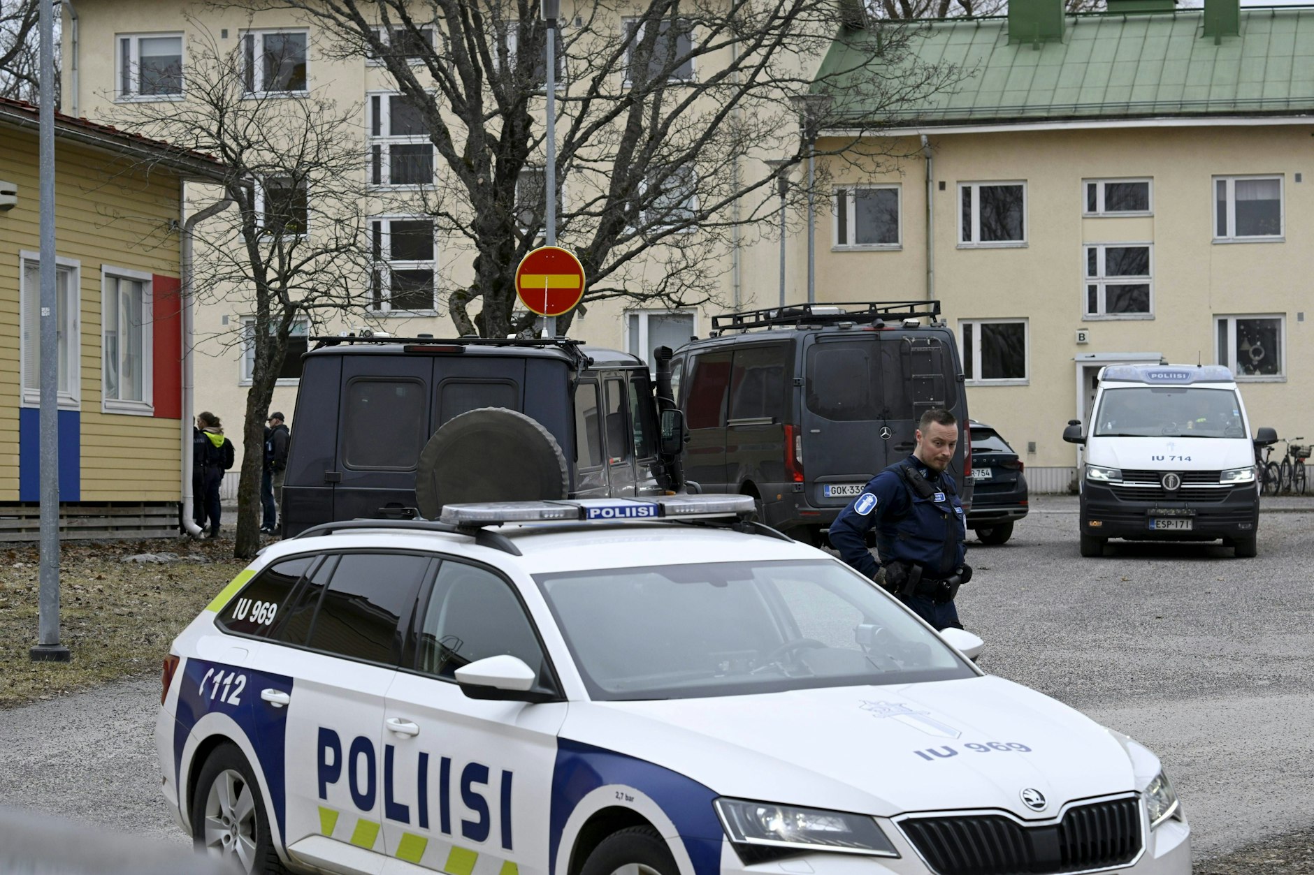 Polizeibeamte und Polizeifahrzeuge sind am 2. April 2024 vor der Gesamtschule Viertola in Vantaa, Finnland, zu sehen. Bei einer Schießerei in der Schule wurden am Dienstagmorgen drei Minderjährige verletzt. Ein Verdächtiger, ebenfalls ein Minderjähriger, wurde festgenommen. 