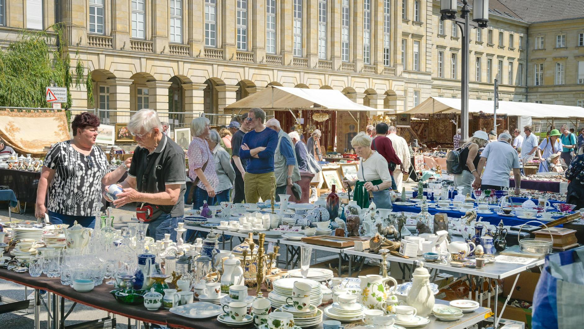 Porzellan aus alten Zeiten: Das wird an Wochenenden unter anderem auf dem Flohmarkt an der Straße des 17. Juni geboten. 