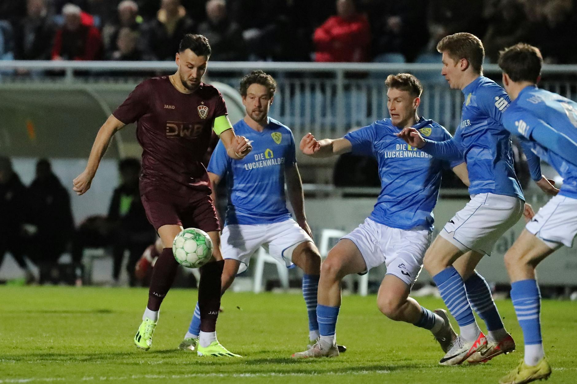 Dynamo-Stürmer Rufat Dadashov behauptet gegen gleich vier Luckenwalder den Ball.