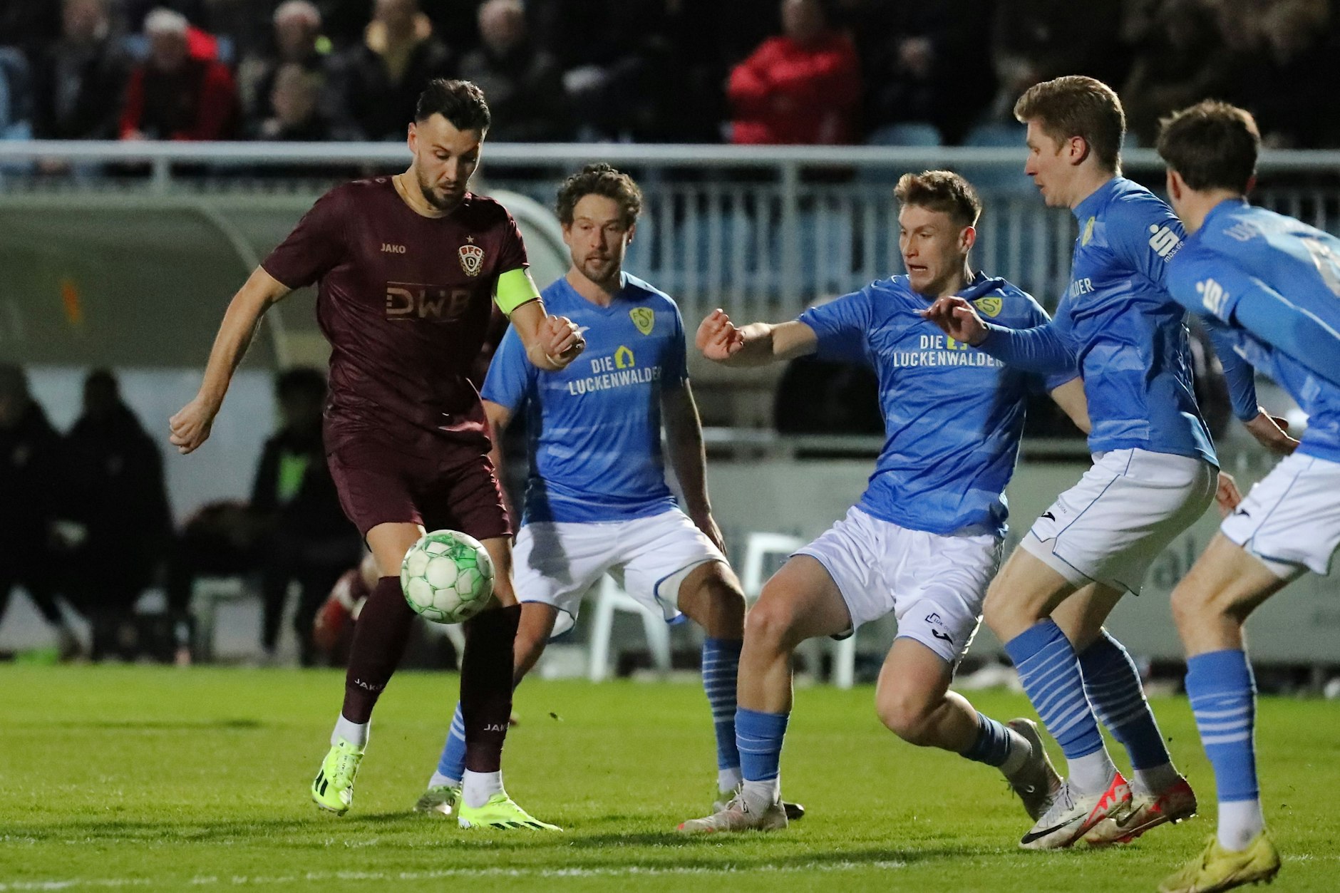 Dynamo-Stürmer Rufat Dadashov behauptet gegen gleich vier Luckenwalder den Ball.