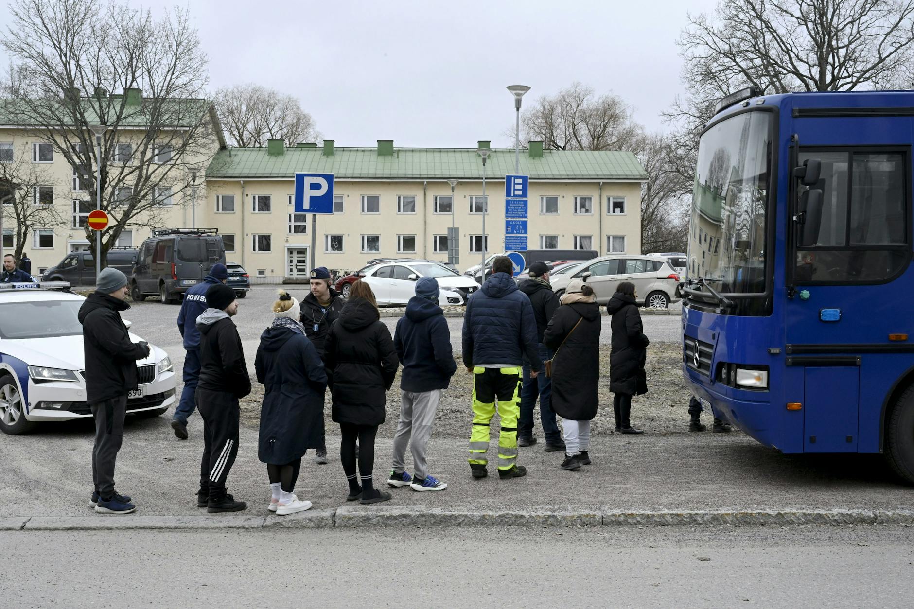 02.04.2024, Finnland, Vantaa: Polizisten sprechen vor der Viertola-Schule Familienangehörigen von Schülern. Bei dem Vorfall an einer Grundschule in der finnischen Stadt Vantaa nördlich von Helsinki sind Kinder verletzt worden.