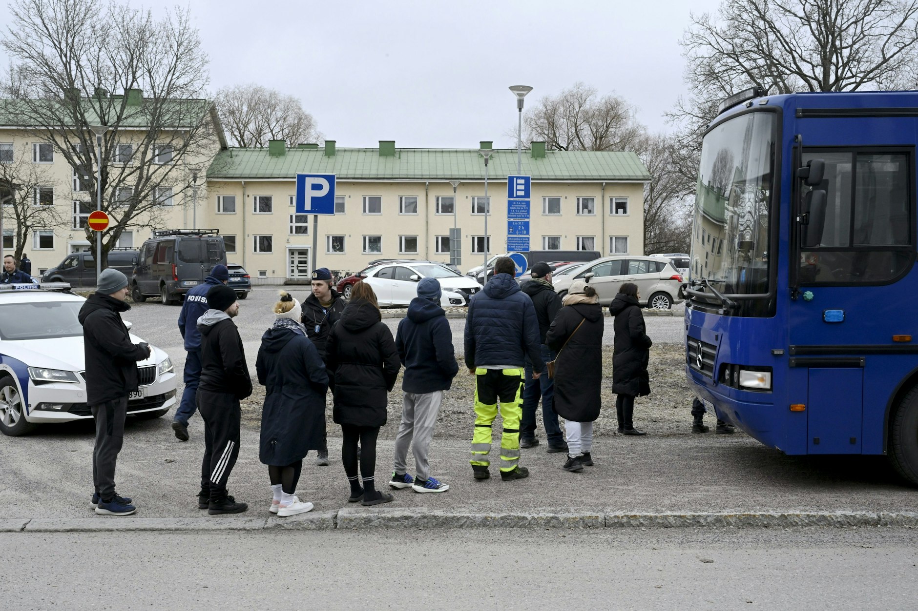02.04.2024, Finnland, Vantaa: Polizisten sprechen vor der Viertola-Schule Familienangehörigen von Schülern. Bei dem Vorfall an einer Grundschule in der finnischen Stadt Vantaa nördlich von Helsinki sind Kinder verletzt worden. 