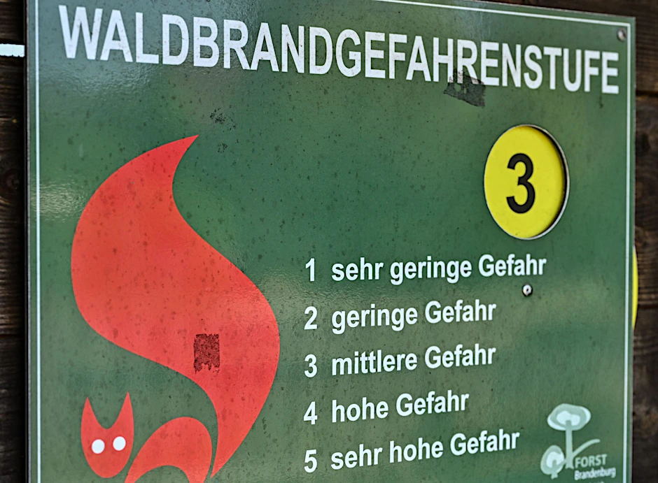 ARCHIV - Ein Schild vom Landesbetrieb Forst Brandenburg mit den Waldbrandgefahrenstufen steht Stufe 3 «mittlere Gefahr».  