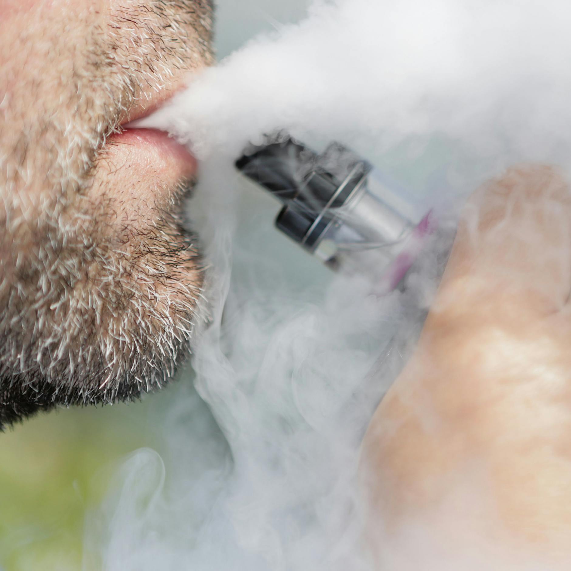 Neue Studie: So schädlich sind E-Zigaretten und Vapes