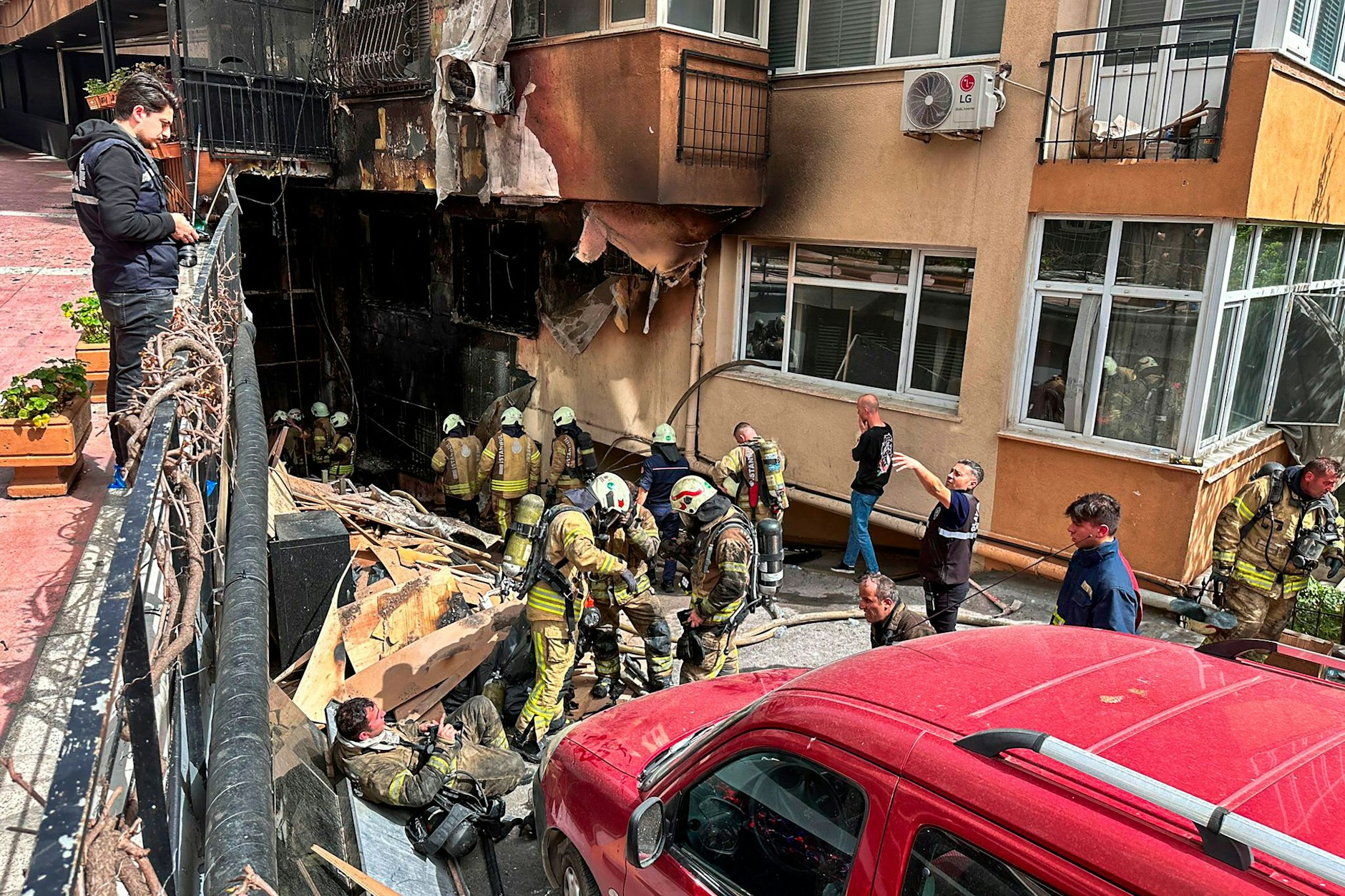 Feuerwehrleute arbeiten nach dem Brand vor den Räumen eines Istanbuler Nachtclubs.