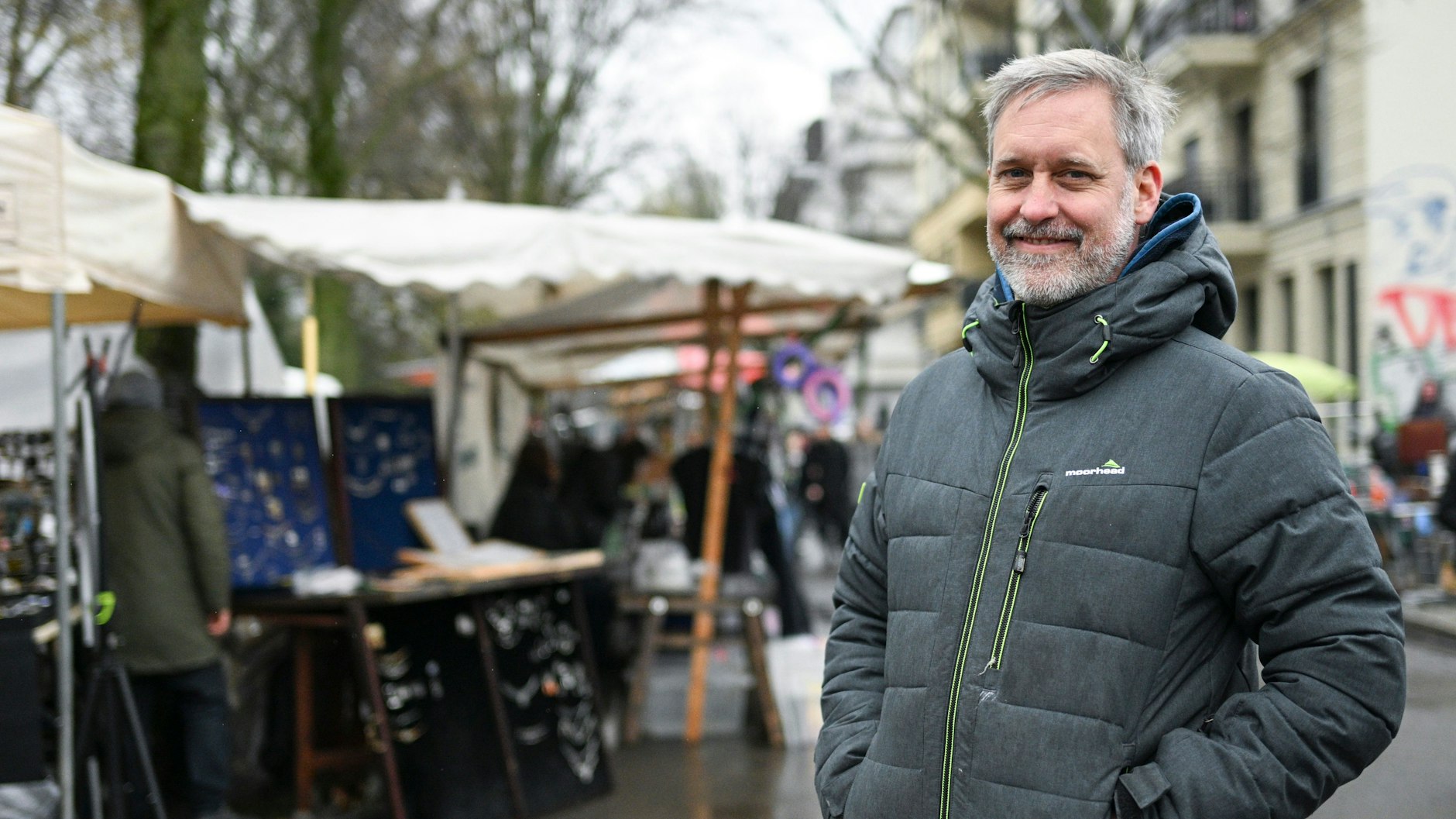Michael Groß ist der Marktleiter vom „Nowkoelln Flowmarkt“, dem Trödelmarkt am Maybachufer. 