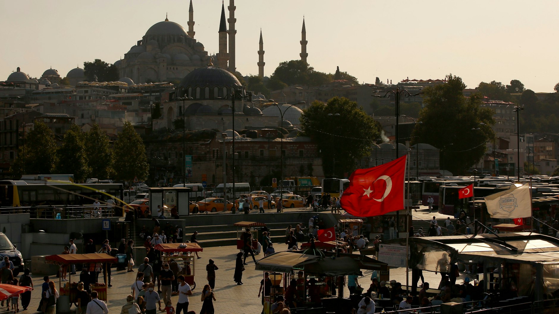 Menschen spazieren in der Nähe des Goldenen Horns, mit der Süleymaniye-Moschee im Hintergrund. (Symbolbild)