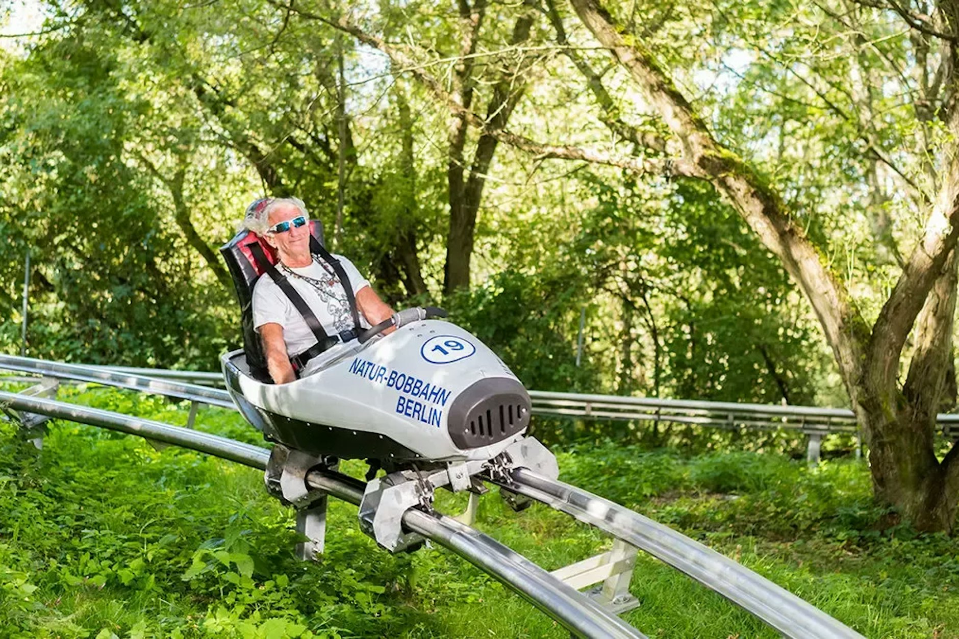 So sah sie einst aus: die Natur-Bobbahn in den Gärten der Welt. Nun soll die Attraktion in den Gärten der Welt wieder zum Sommer errichtet werden.