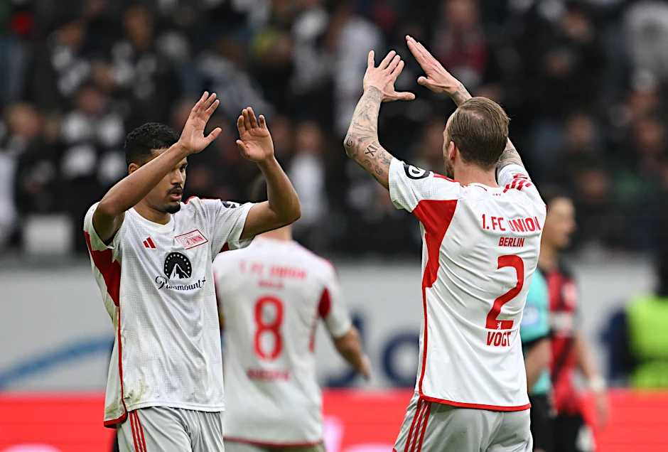 Die Berliner Kevin Vogt (r) und Danilho Doekhi klatschen sich nach dem Spiel ab.  