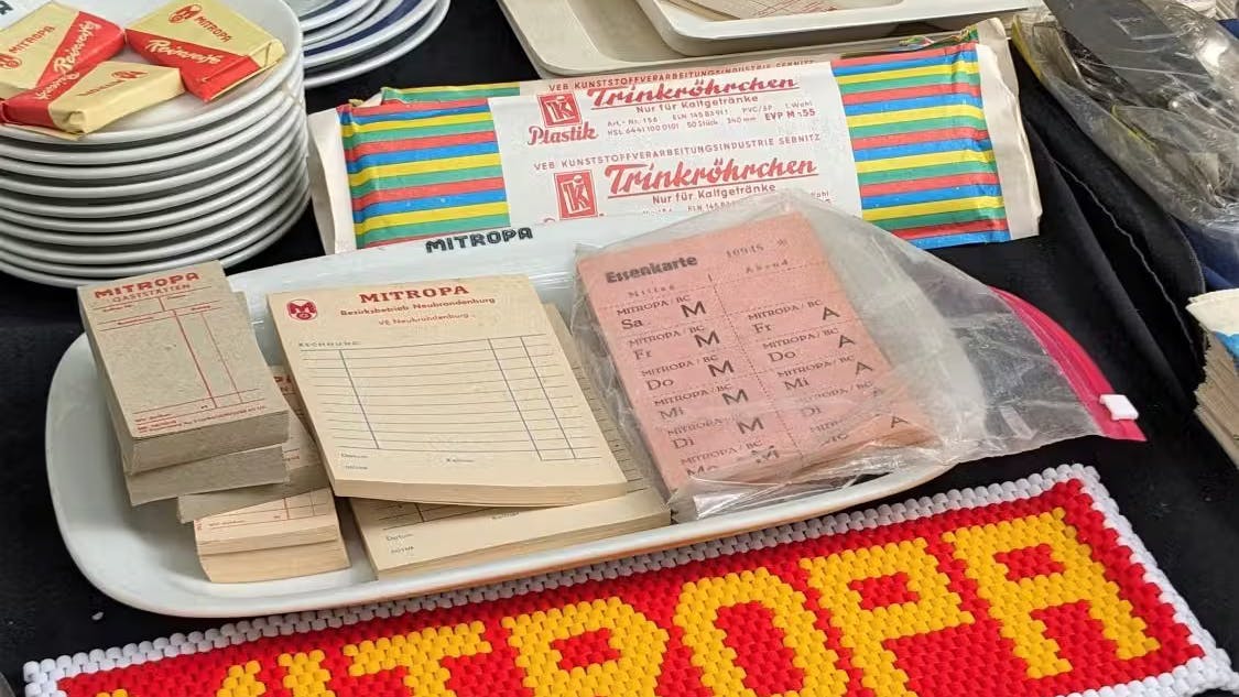 Auf dem Riesenflohmarkt in Karlshorst findet sich so manches aus DDR-Zeiten. 