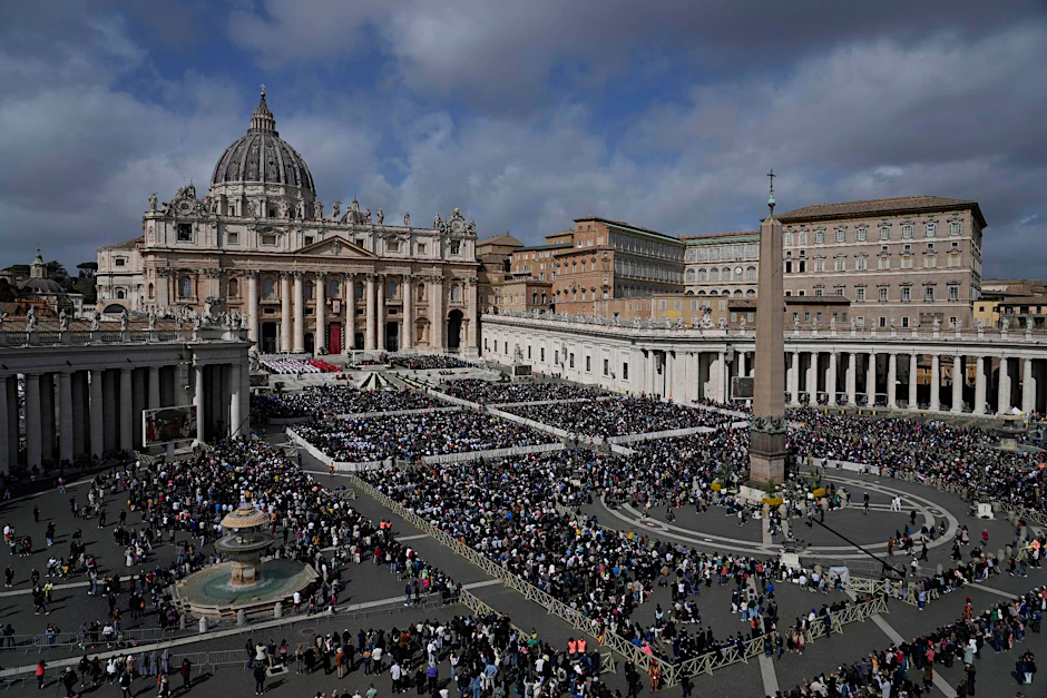 Gläubige versammeln sich auf dem Petersplatz während der Palmsonntagsmesse von Papst Franziskus.  