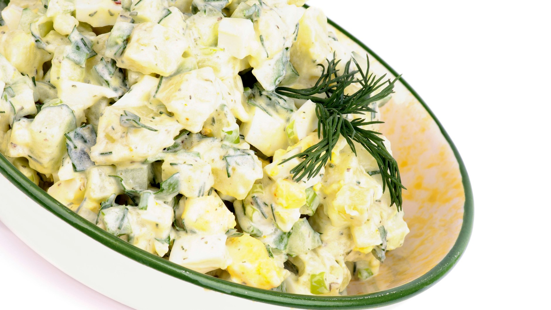 Leicht und lecker: Dieses Rezept für Kartoffelsalat mit Joghurt-Dressing kann beliebig mit Kräutern verfeinert werden.