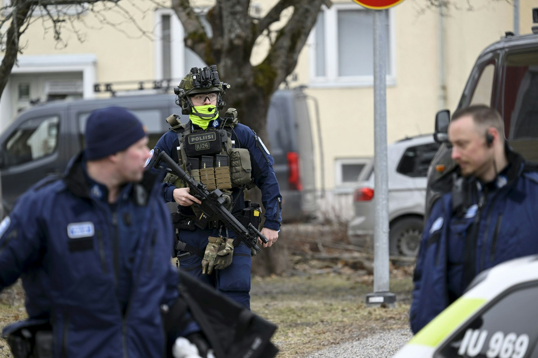 02.04.2024, Finnland, Vantaa: Bewaffnete Polizisten sind in der Nähe der Viertola-Schule zu sehen. Bei dem Vorfall an einer Grundschule in der finnischen Stadt Vantaa nördlich von Helsinki sind Kinder verletzt worden. 