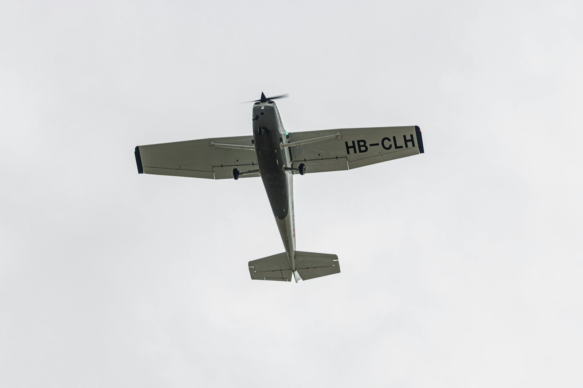 Archivbild: Eine Cessna 172P Skyhawk II der Motorfluggruppe Zürich überfliegt den Flughafen Zürich.
