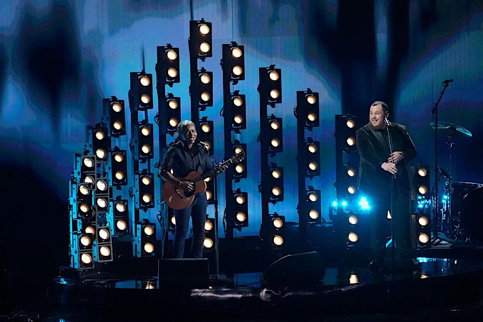 ARCHIV - Überraschend zurück auf der Bühne: Tracy Chapman und Luke Combs singen «Fast Car» bei der 66. Grammy-Verleihung.  