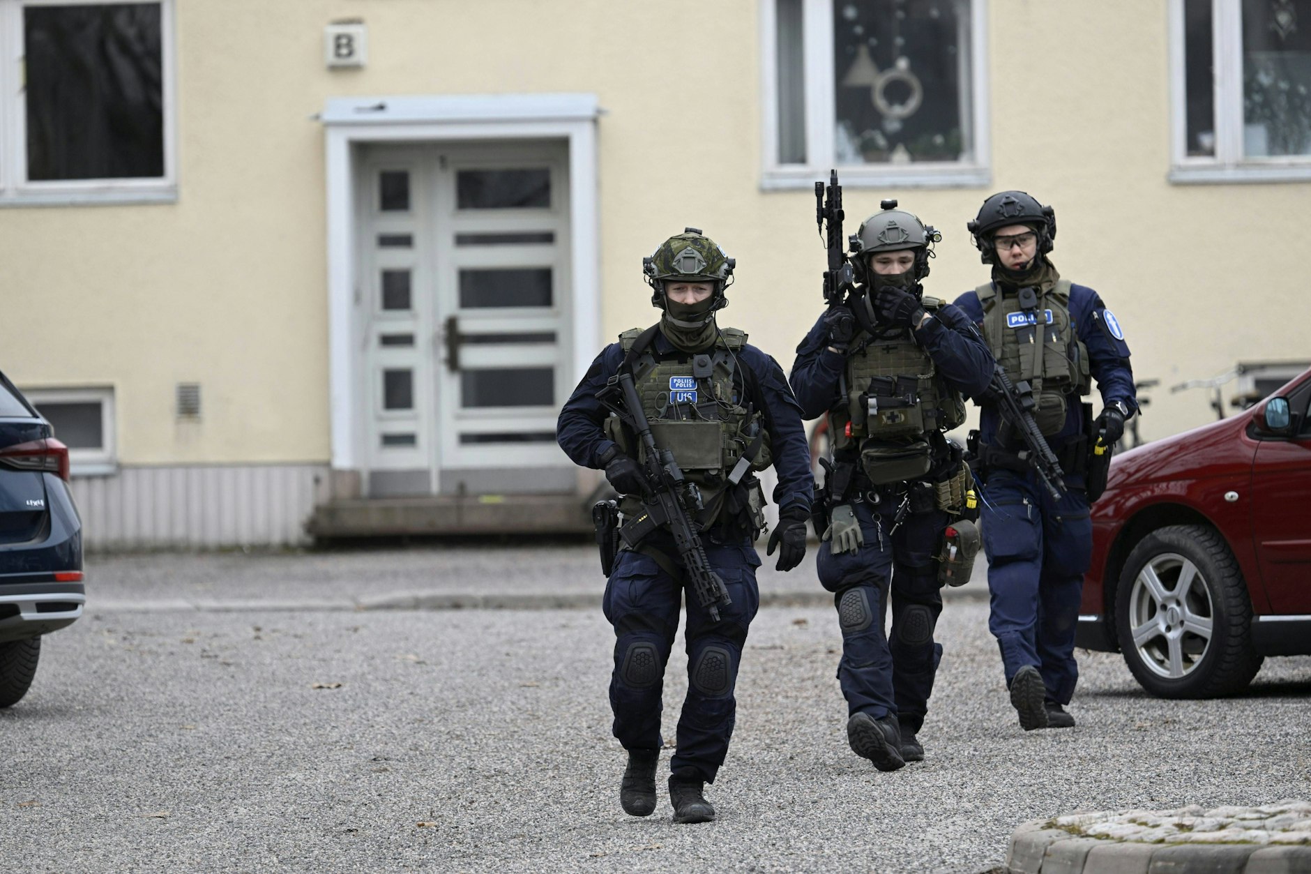 Polizeibeamte sind am 2. April 2024 vor der Gesamtschule Viertola in Vantaa, Finnland, zu sehen. Bei einer Schießerei in der Schule wurden am Dienstagmorgen drei Minderjährige verletzt. Ein Verdächtiger, ebenfalls ein Minderjähriger, wurde festgenommen. Vantaa Finnland