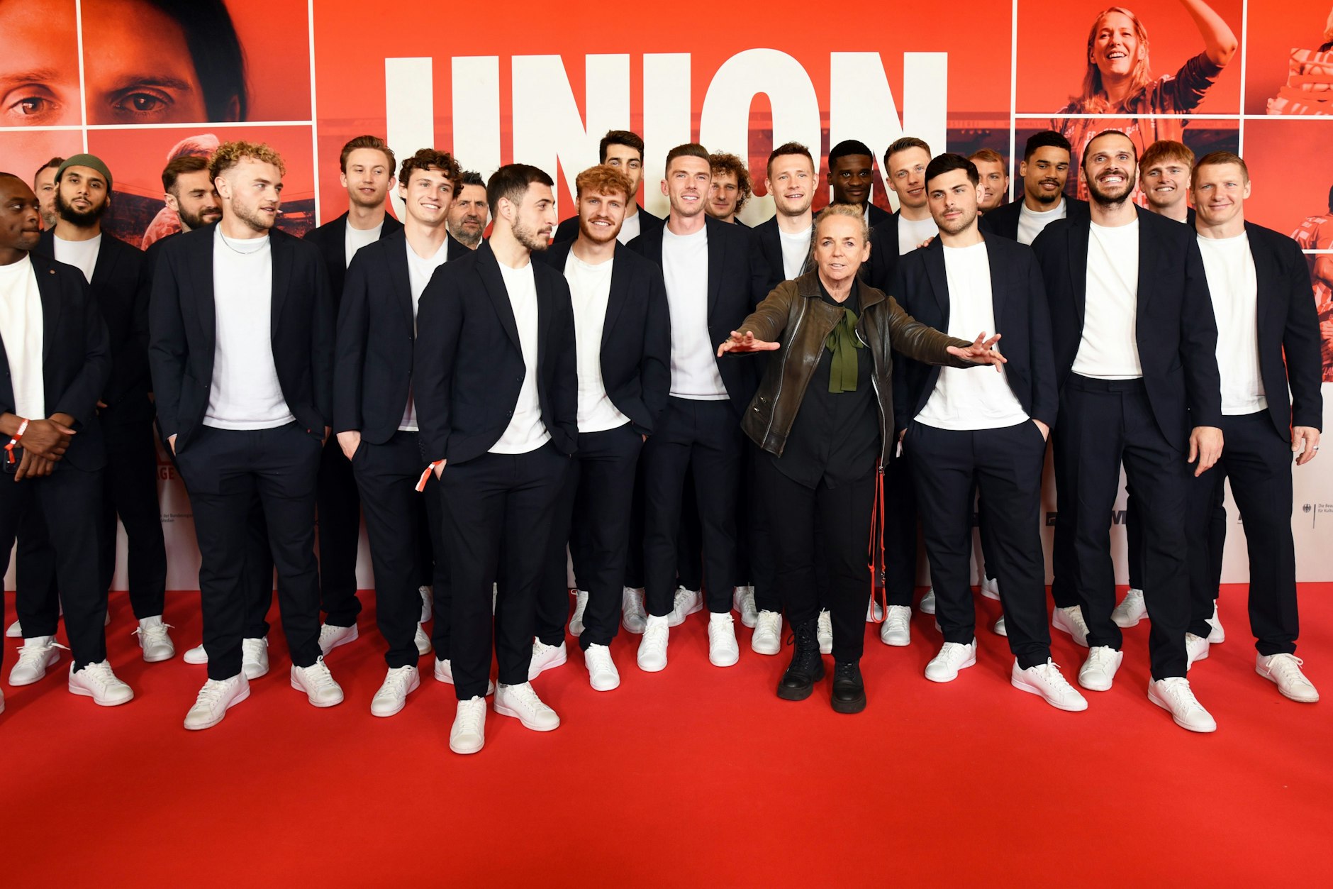 Die Spieler des 1. FC Union haben sich bei der Premiere des Kinofilms Union - „Die besten aller Tage“ zum Mannschaftsfoto aufgestellt. Im Vordergrund: Regisseurin Annekatrin Hendel