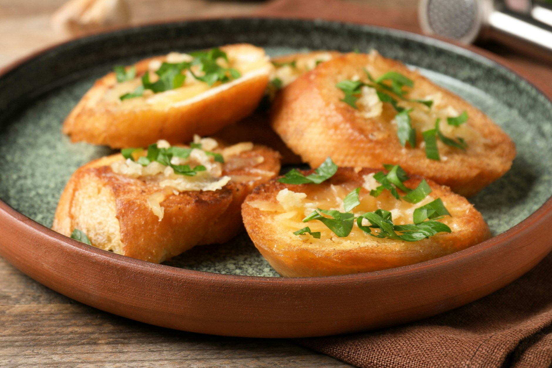 Simples Rezept, großer Geschmack: Knoblauchbrot ist eine leckere Beilage zum Grillen - würzig, knusprig und innen weich.