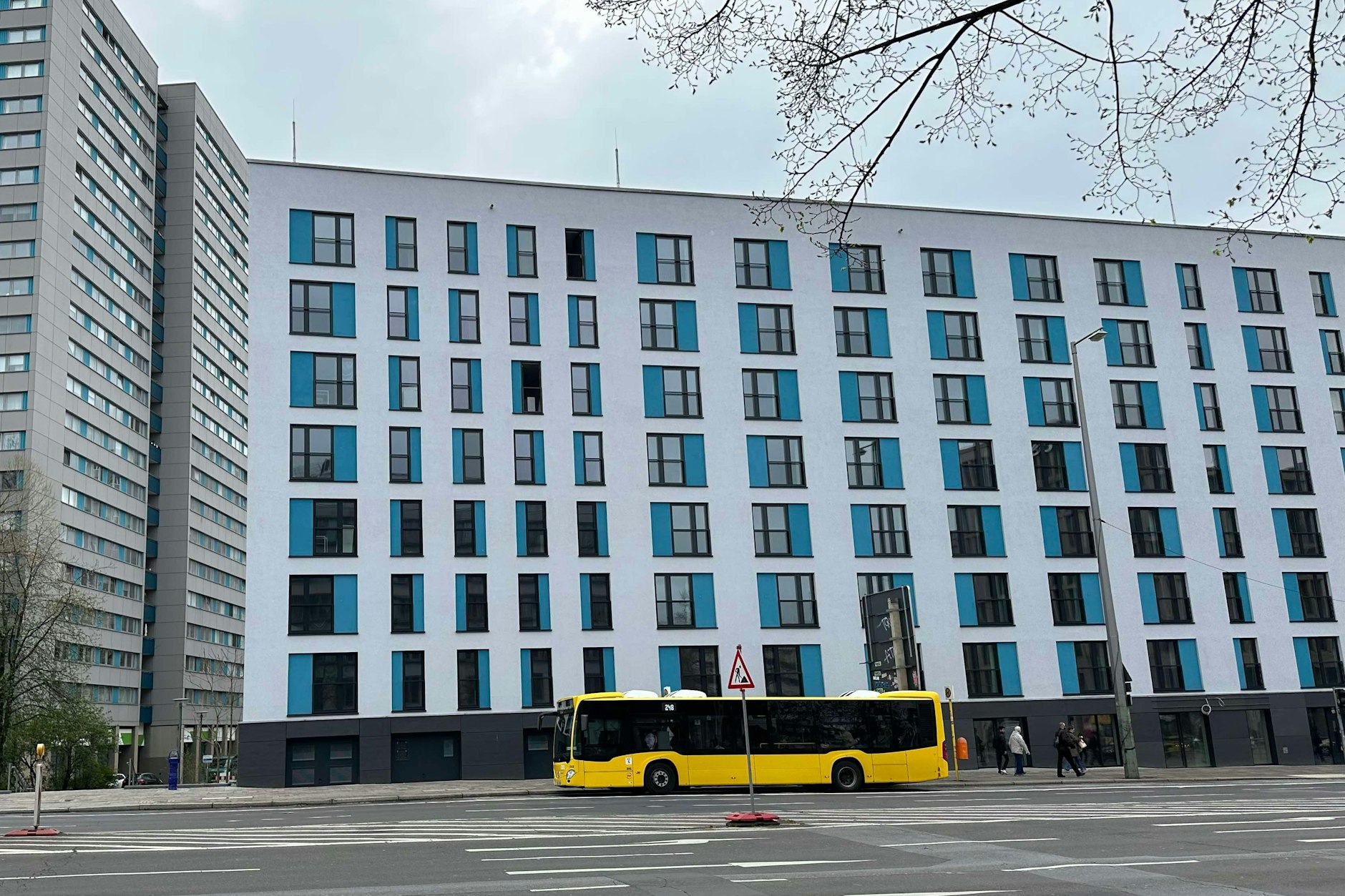 Ein Bus hält am WBM-Neubau auf der Fischerinsel in Berlin-Mitte. Aber will man hier wirklich aussteigen?
