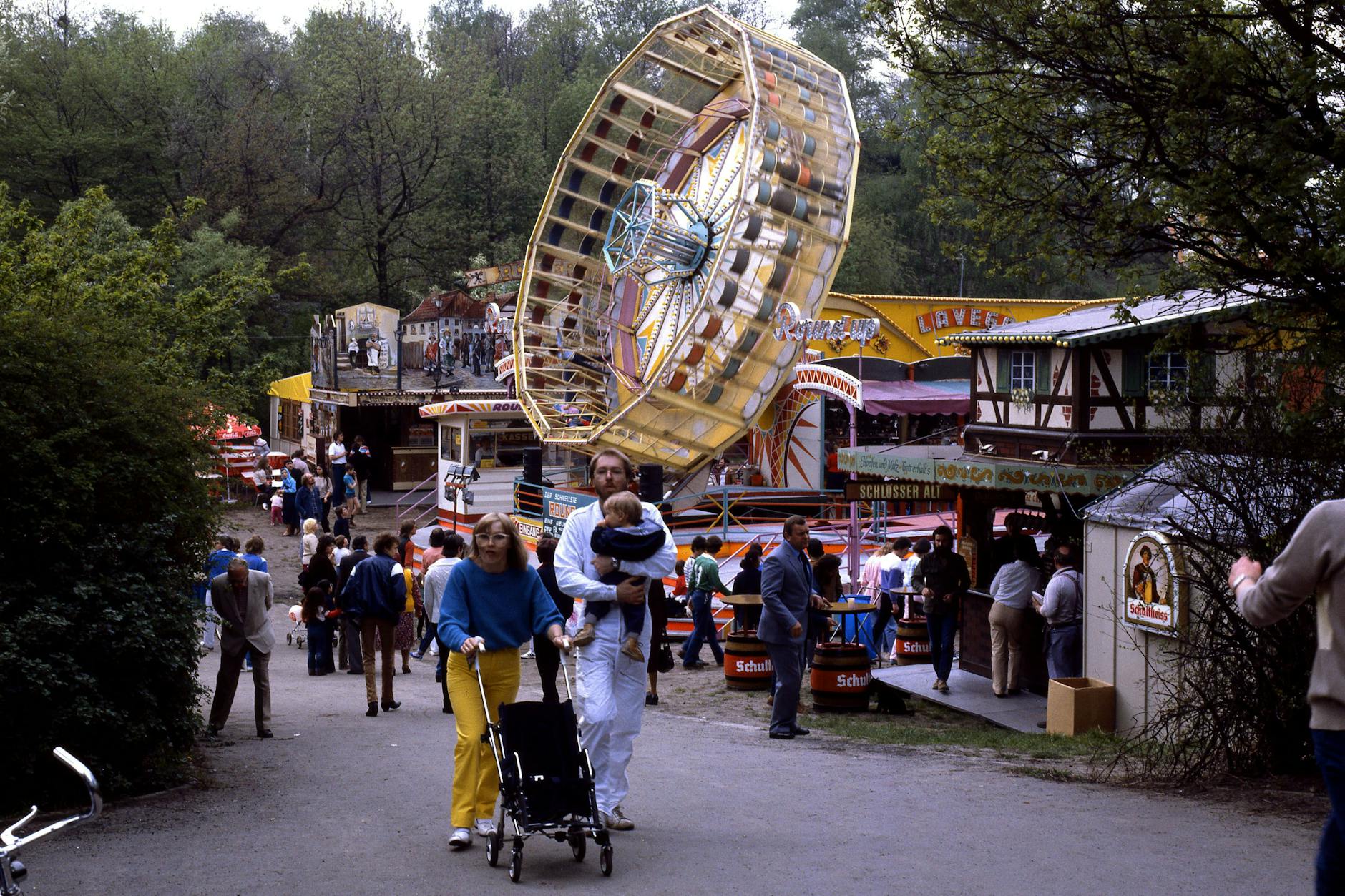 Disco Fever im Berliner Urstromtal, hier im Mai 1983. Die Neuköllner Maientage fanden erstmals 1965 in der Senke der Hasenheide statt, einem Ausläufer des Berliner Urstromtals.