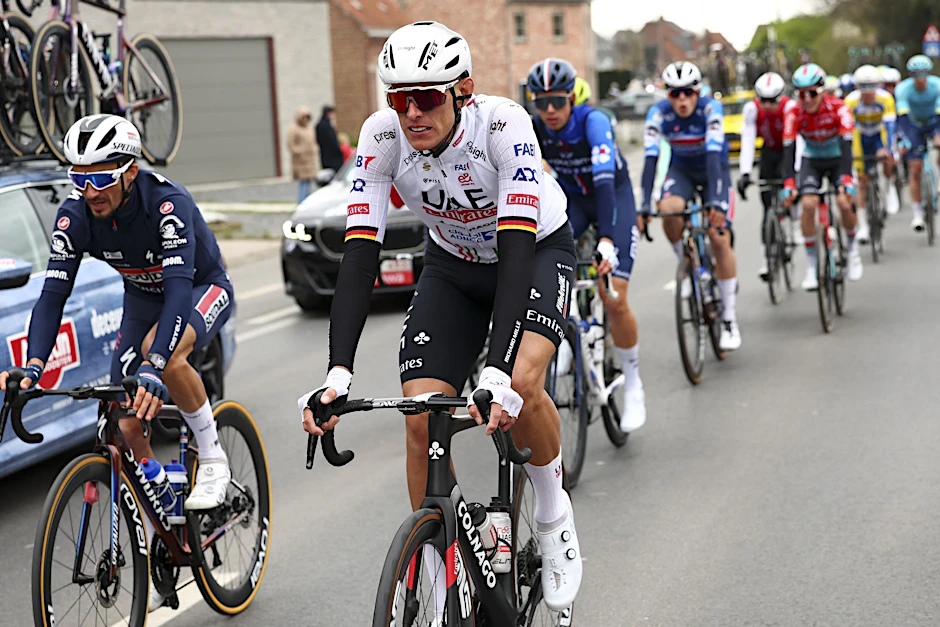 Form wie 2019: Nils Politt (M) vom UAE Team Emirates freut sich auf Kopfsteinpflaster und Regen.  
