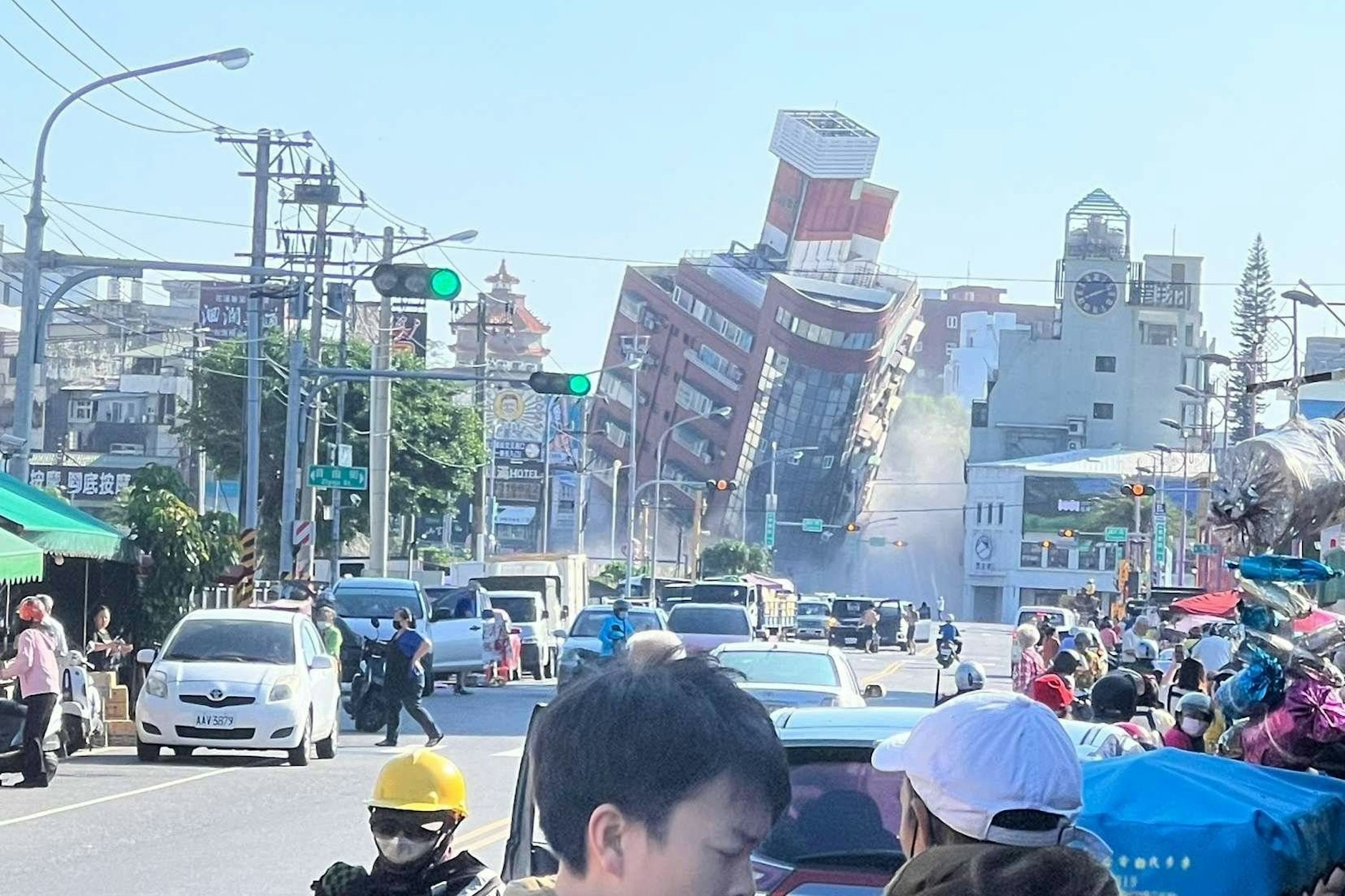 REKORDDATUM NICHT ANGEGEBEN 263384.jpg Ein Gebäude stürzte bei einem starken Erdbeben der Stärke 7,5 in Hualien in Taiwan am frühen Mittwoch, dem 3. März 2024, ein. Nach Angaben der nationalen Feuerwehrbehörde starben vier Menschen im Bezirk Hualien. Hualien lag in der Nähe des Epizentrums des Bebens, das sich am Mittwoch um etwa 8 Uhr morgens ereignete.