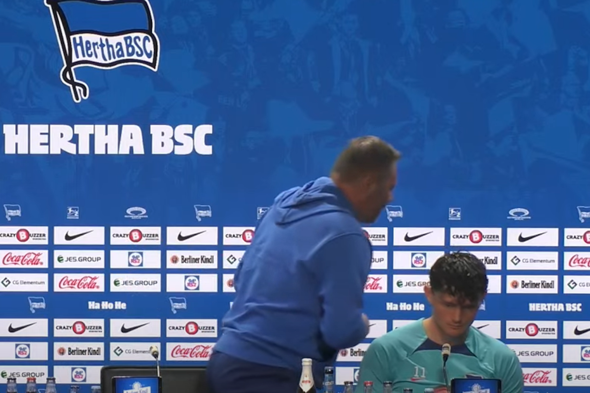 Nach vier Minuten war es so weit. Pal Dardai platzte der Kragen und stand bei der Pressekonferenz auf. Fabian Reese schaute betroffen zu.