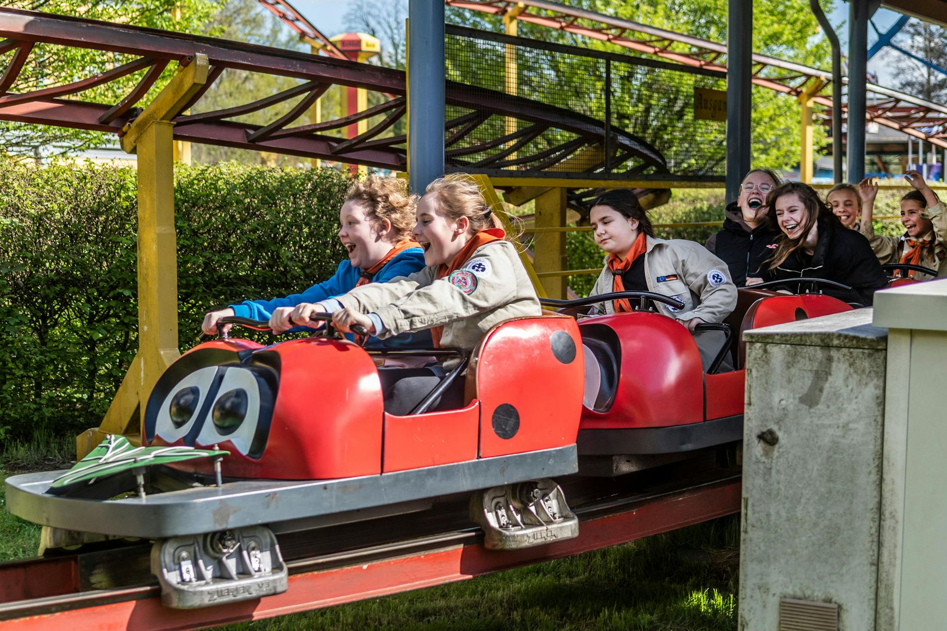 Brandenburg: Eine Kinder-Achterbahn ist plötzlich gestoppt und hat die Kinder in Angst versetzt.
