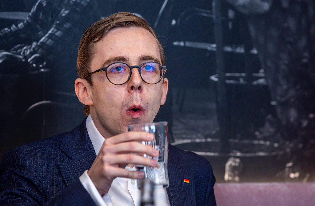 Schwächeanfall? Philipp Amthor bricht bei CDU-Pressekonferenz zusammen
