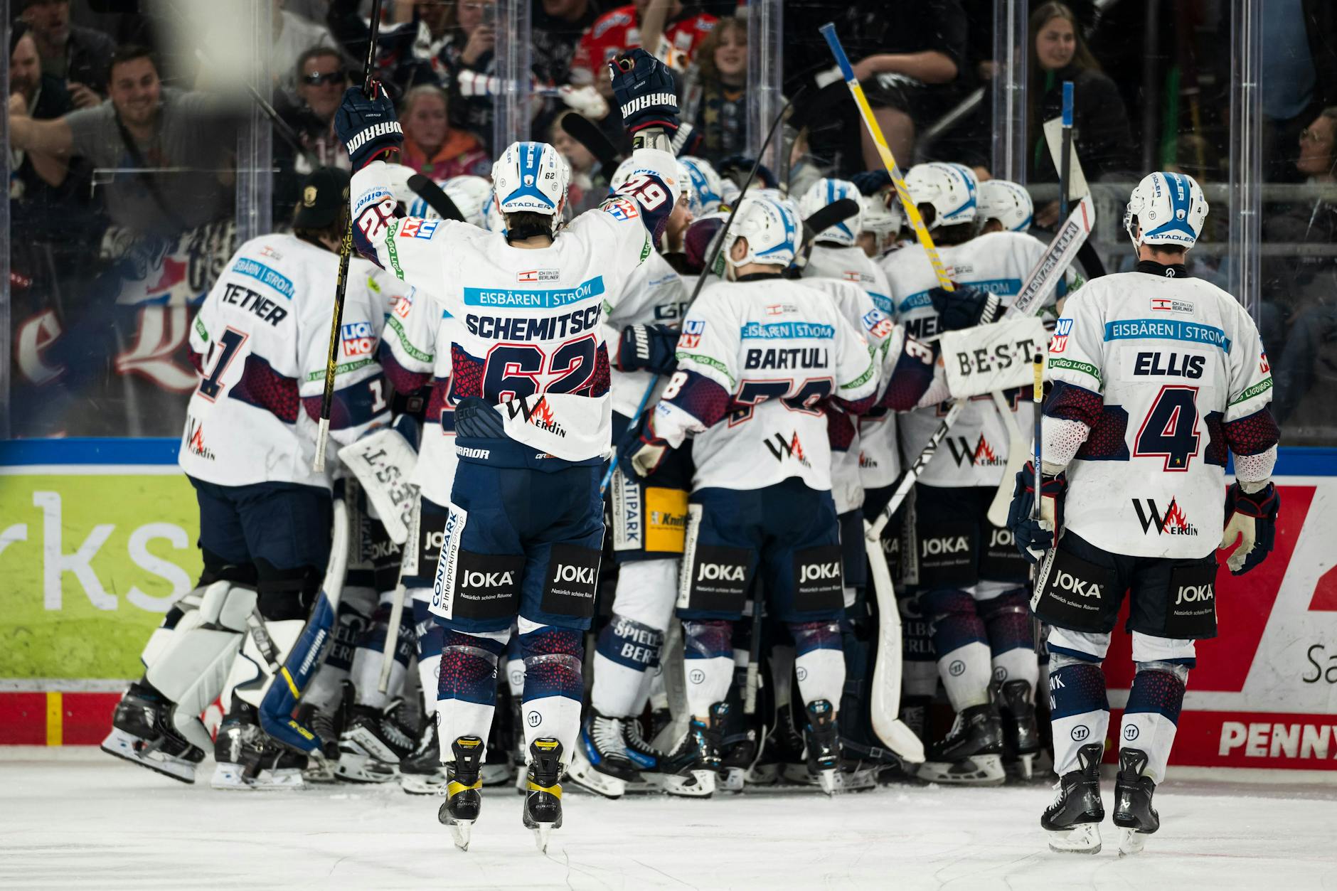 Spieler der Eisbären feiern ihren Sieg nach dem Spiel gegen die Straubing Tigers. 