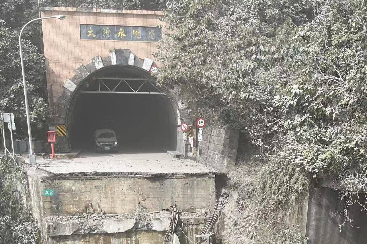 (240403) -- TAIPEI, 3. April 2024 -- Dieses Foto vom 3. April 2024 zeigt einen Erdrutsch am Eingang eines Tunnels in Hualien im Südosten Chinas auf Taiwan. Bei einem Erdbeben der Stärke 7,3, das am Mittwochmorgen das Seegebiet bei Hualien im chinesischen Taiwan erschütterte, kamen vier Menschen ums Leben, 97 weitere wurden verletzt.