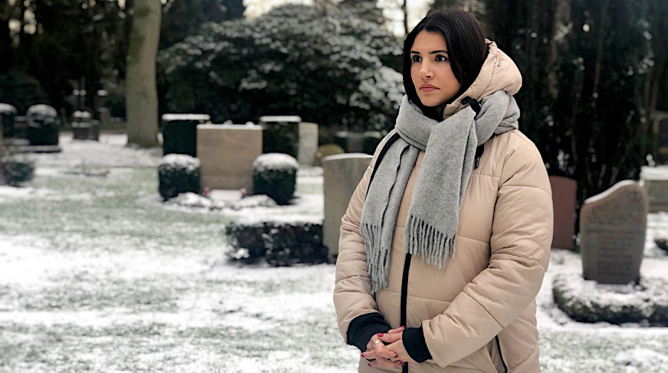 ARD/NDR ECHTES LEBEN: TRAUMBERUF BESTATTERIN, am Mittwoch (03.04.24) um 23:35 Uhr im ERSTEN.
            Seren Gören auf dem Ohlsdorfer Friedhof in Hamburg. Friedhöfe haben sie schon immer fasziniert.
            © , honorarfrei - Verwendung gemäß der AGB im engen inhaltlichen, redaktionellen Zusammenhang mit genannter NDR-Sendung und bei Nennung "Bild: NDR/Yasemin Ergin" (S2). NDR Presse und Information/Fotoredaktion, Tel: 040/4156-2333 oder -2305, pressefoto@ndr.de