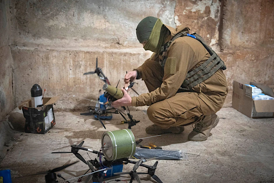 Ein ukrainischer Soldat bereitet Drohnen an der Frontlinie vor.  