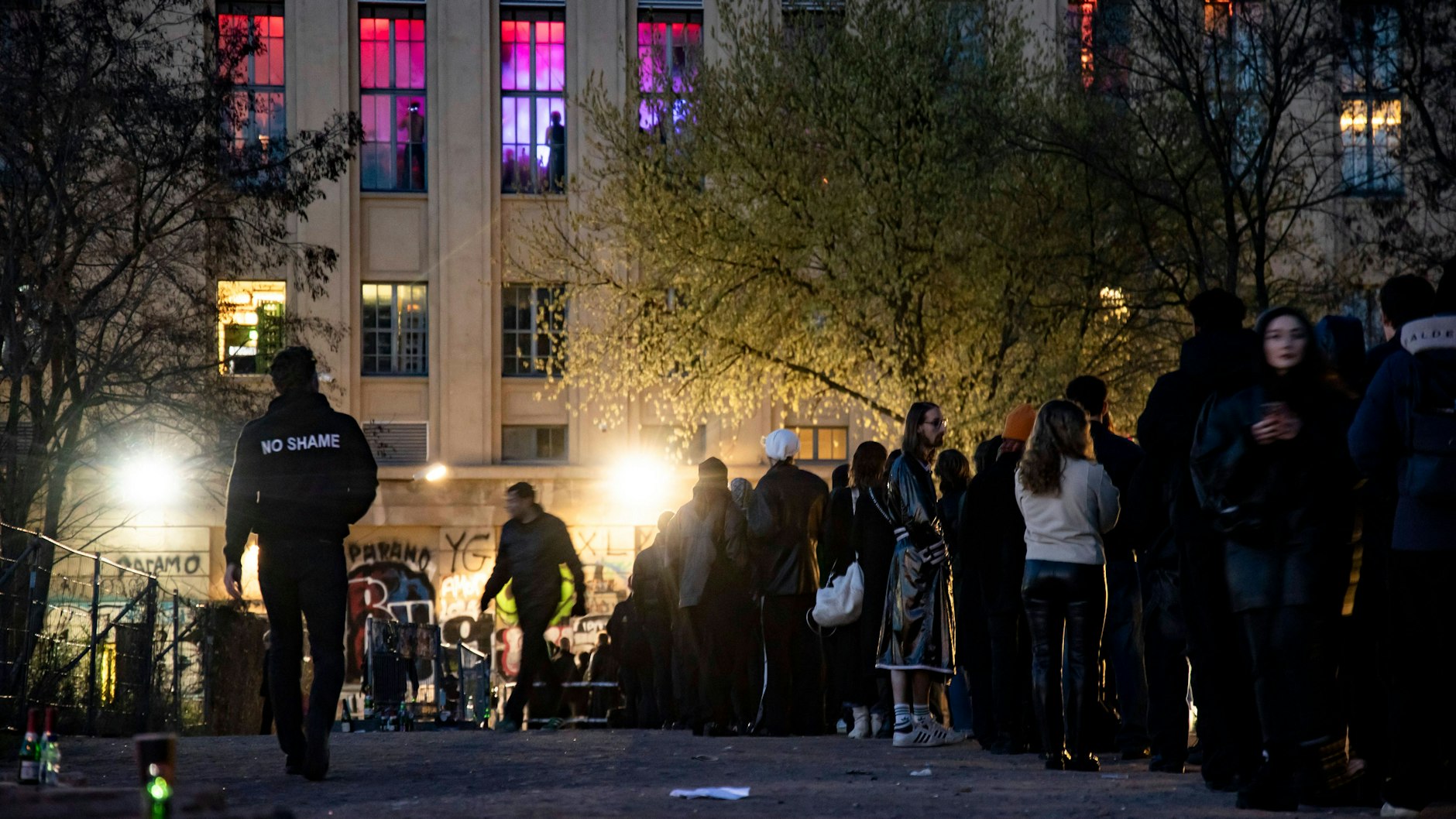 Die langen Schlangen vorm Berghain sind zurück.