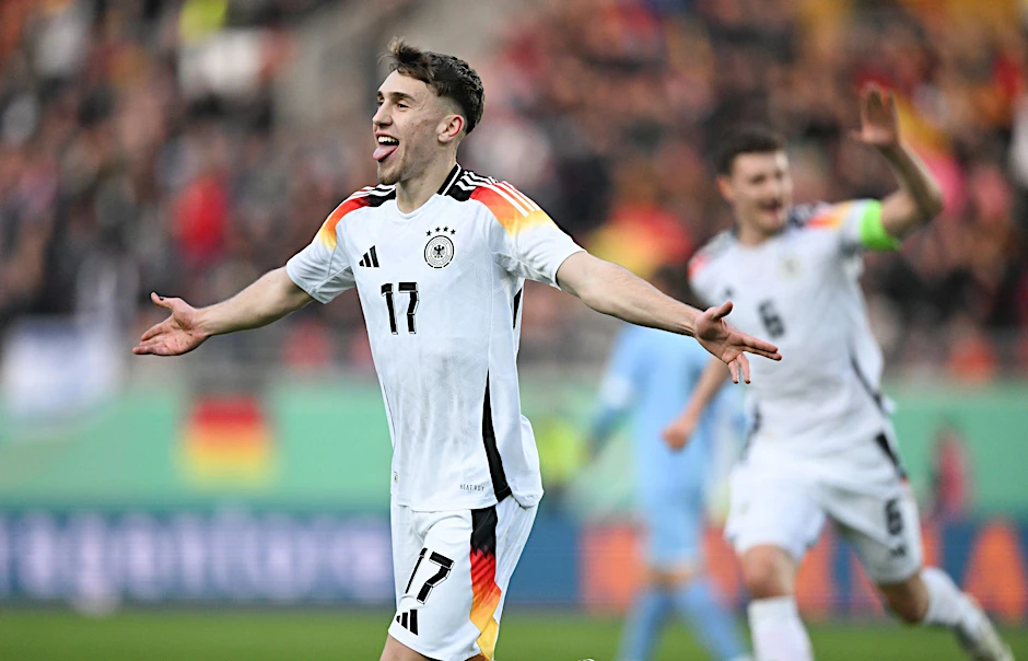 U21-Nationalspieler Brajan Gruda (l) bejubelt seinen Treffer zum 1:0.  